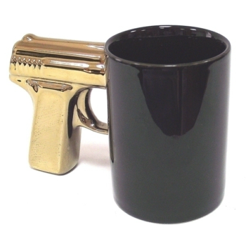 Кружка Пистолет чёрная с позолоченной ручкой