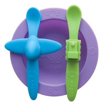 Набор посуды: фиолетовая тарелка, голубая ложка в форме самолета, зеленая ложка в форме поезда